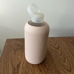 bkr neutral colour glass water bottle